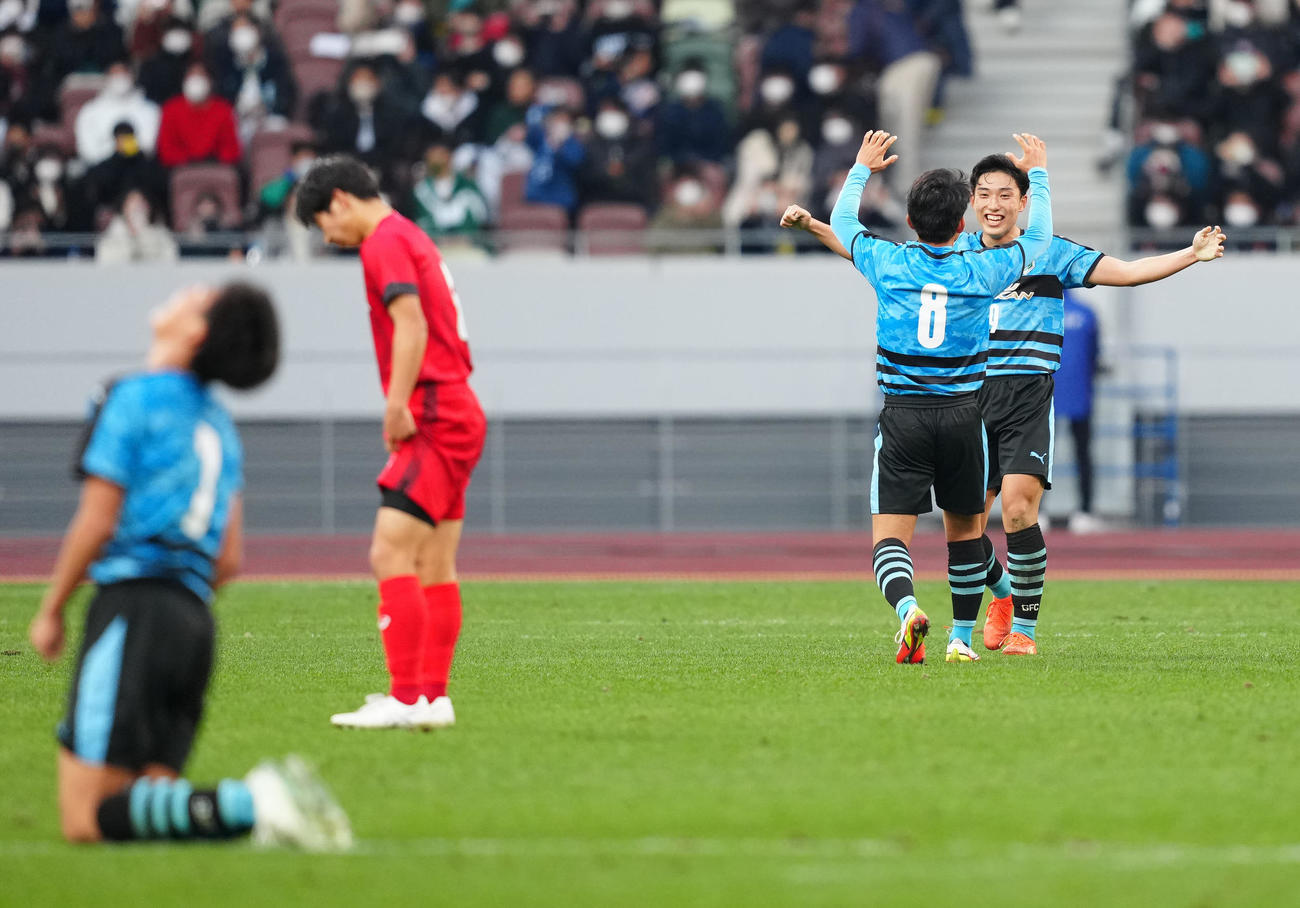岡山学芸館対東山　優勝を決め、歓喜する岡山学芸館・今井（右端）（撮影・江口和貴）