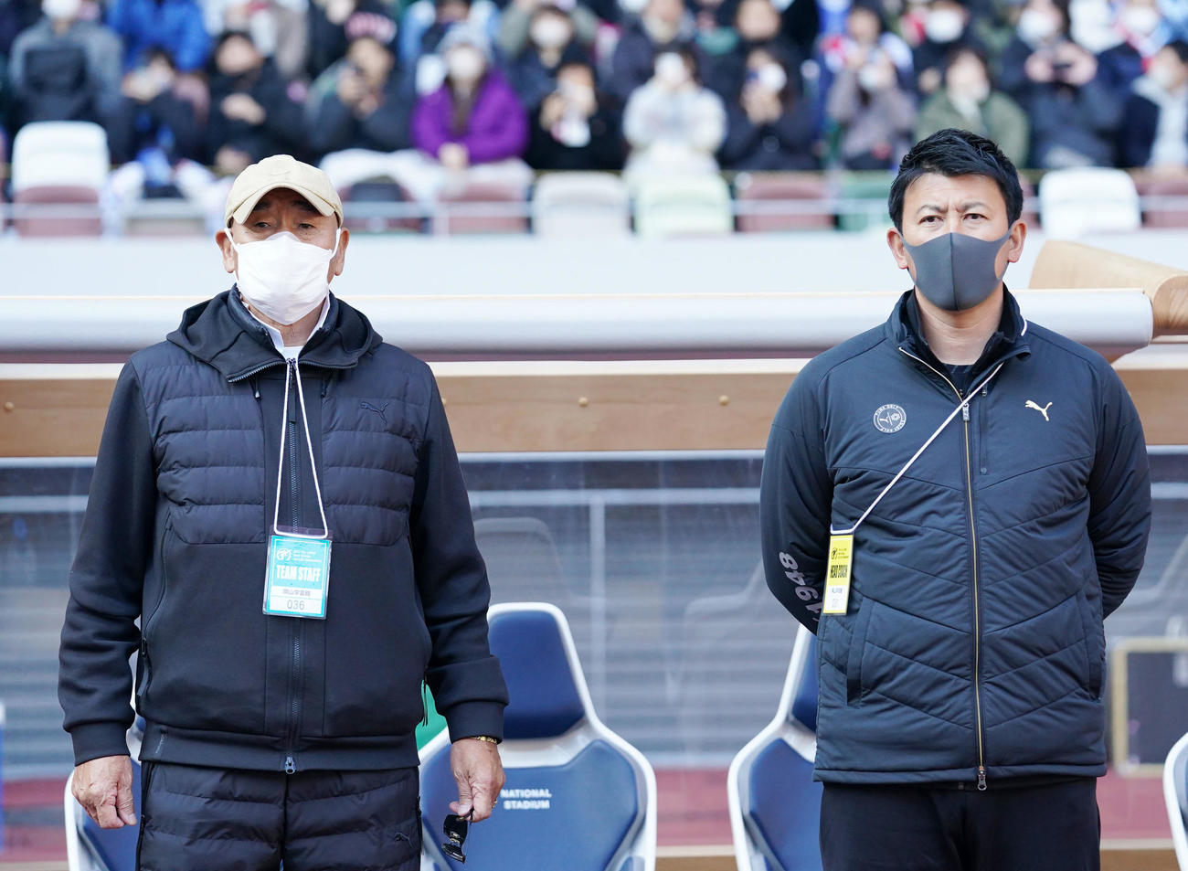 岡山学芸館対東山　ピッチを見つめるる岡山学芸館・平ゼネラルアドバイザー（左）と高原監督（撮影・横山健太）