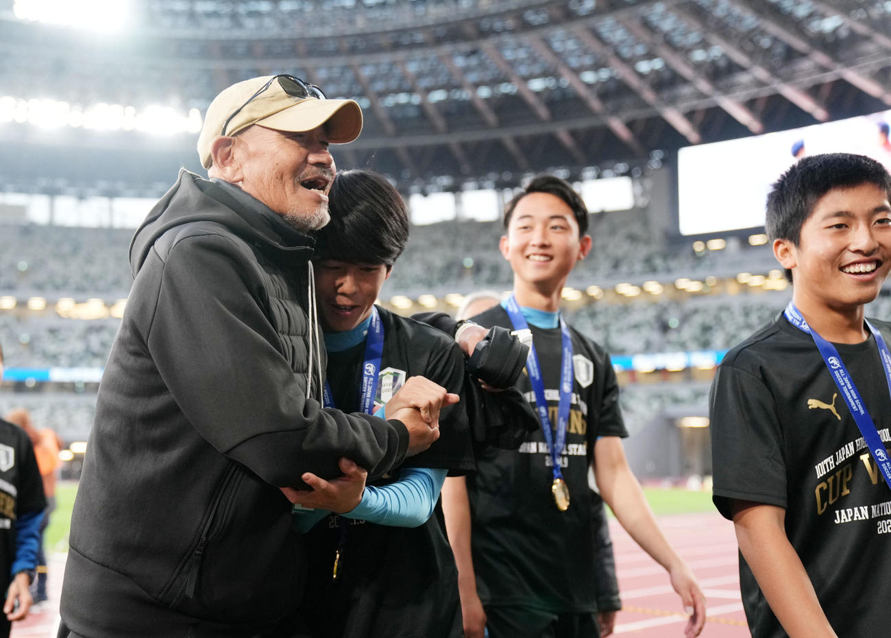 岡山学芸館対東山　試合後、選手たちを抱き締める岡山学芸館・平ゼネラルアドバイザー（左）（撮影・横山健太）