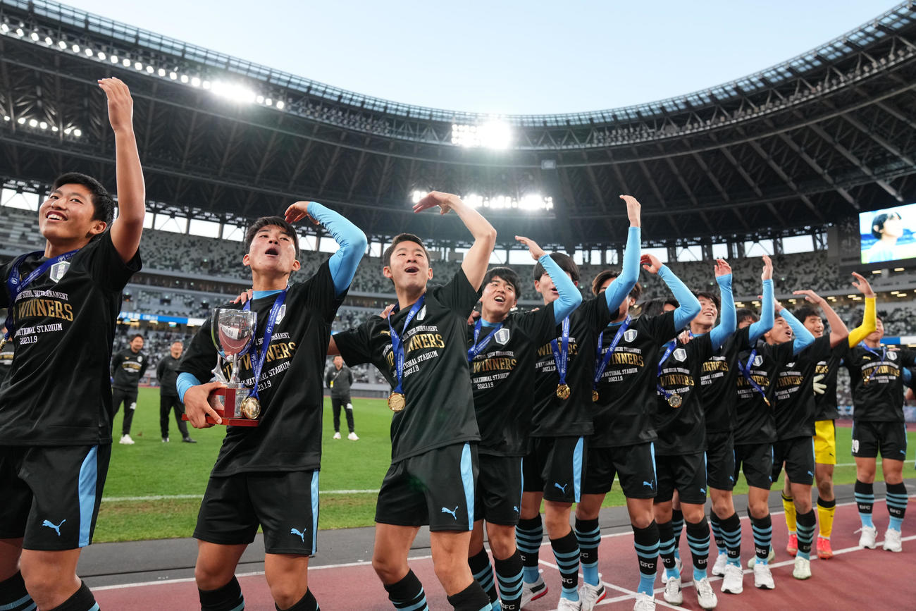 岡山学芸館対東山　応援団と一緒に歓喜する岡山学芸館イレブン（撮影・横山健太）