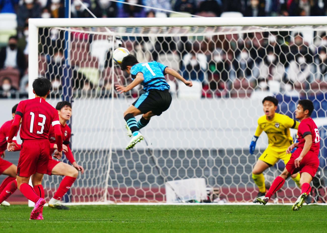 岡山学芸館対東山　後半、ヘディングで勝ち越しゴールを決める岡山学芸館・木村（中央）（撮影・江口和貴）