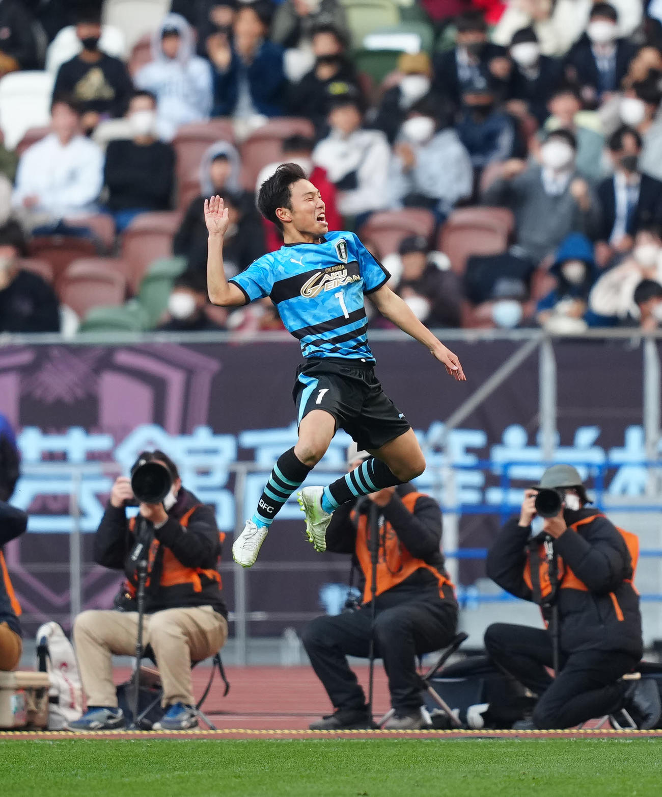 岡山学芸館対東山　後半、ヘディングで勝ち越しゴールを決め、ジャンプし喜ぶ岡山学芸館・木村匡（撮影・江口和貴）