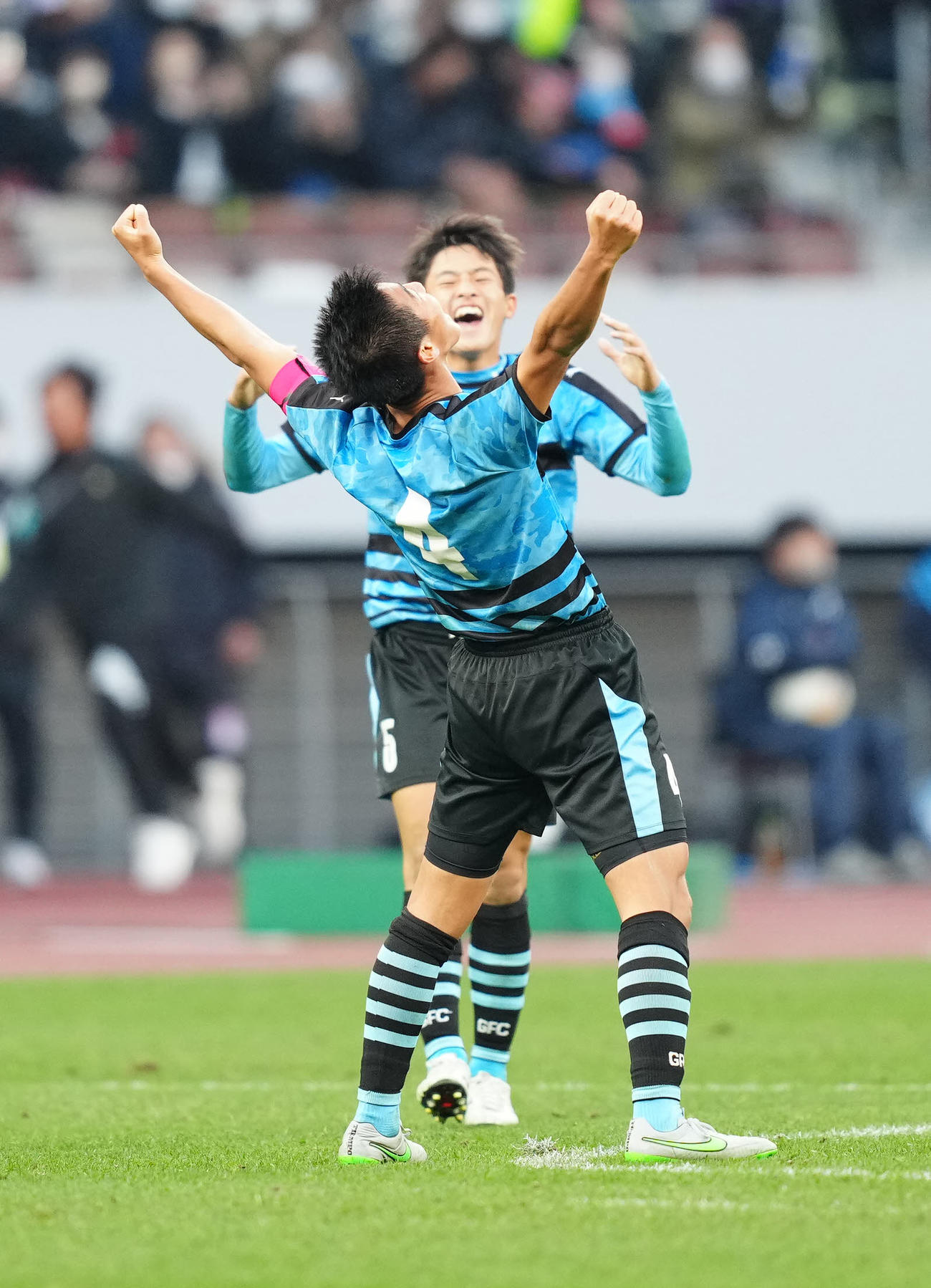 岡山学芸館対東山　優勝を決め、歓喜する岡山学芸館・井上（手前）（撮影・江口和貴）