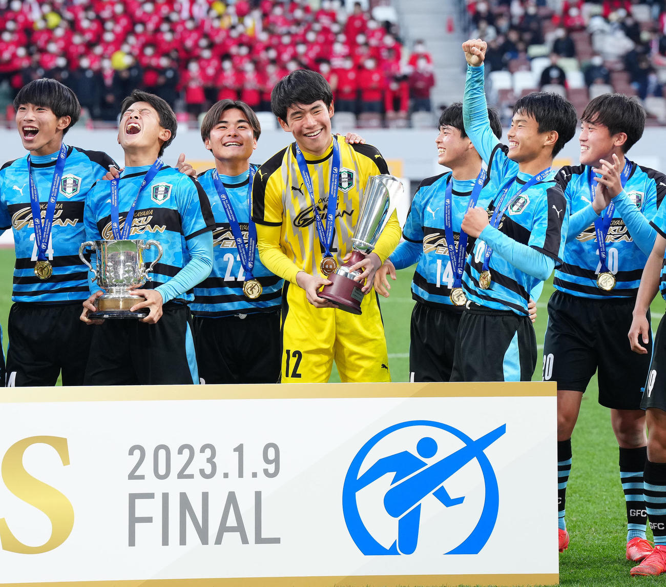 岡山学芸館対東山　初優勝で歓喜するGK平塚（中央）ら岡山学芸館の選手たち（撮影・江口和貴）