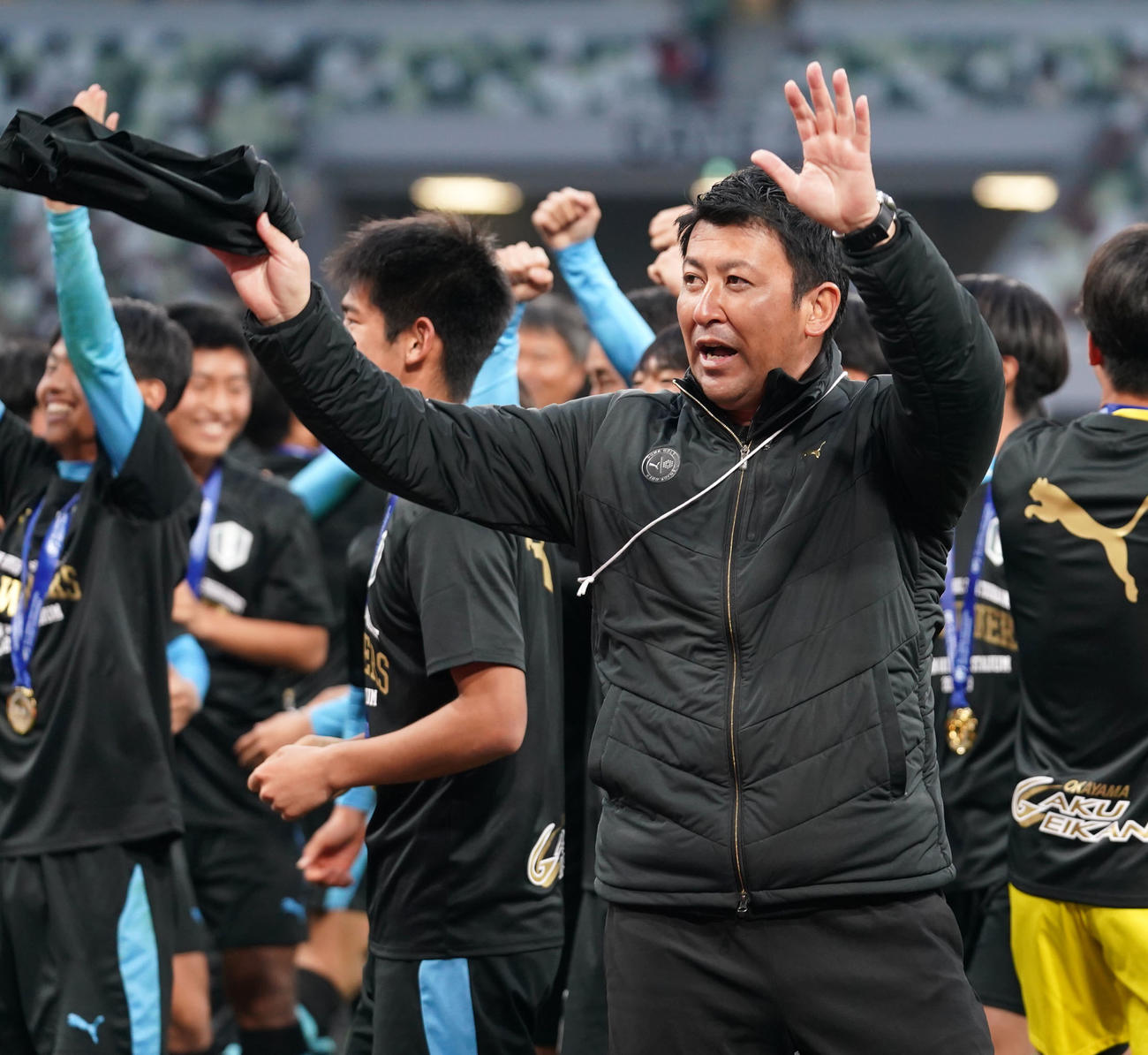 岡山学芸館対東山　声援に応える岡山学芸館・高原監督（撮影・横山健太）
