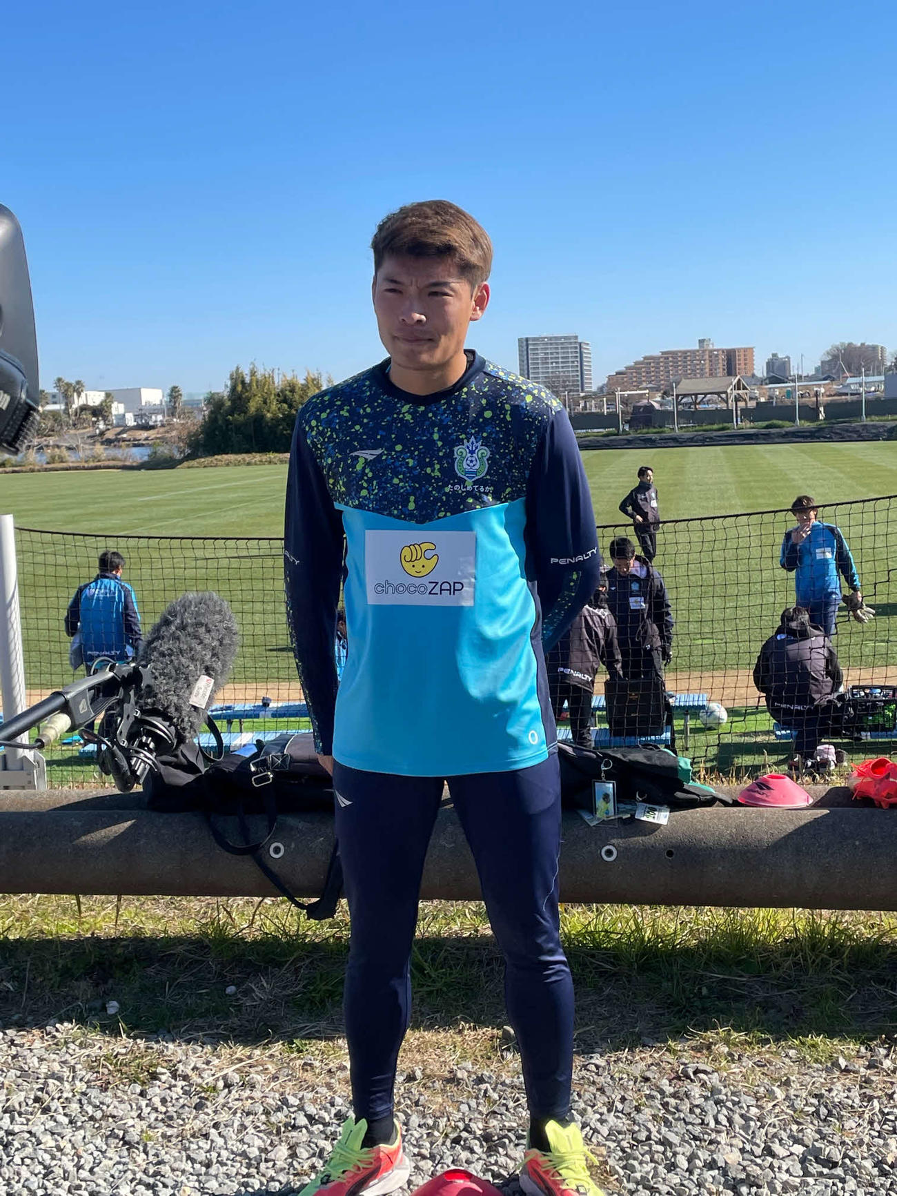 始動後に、囲み取材に対応する湘南ベルマーレの日本代表FW町野