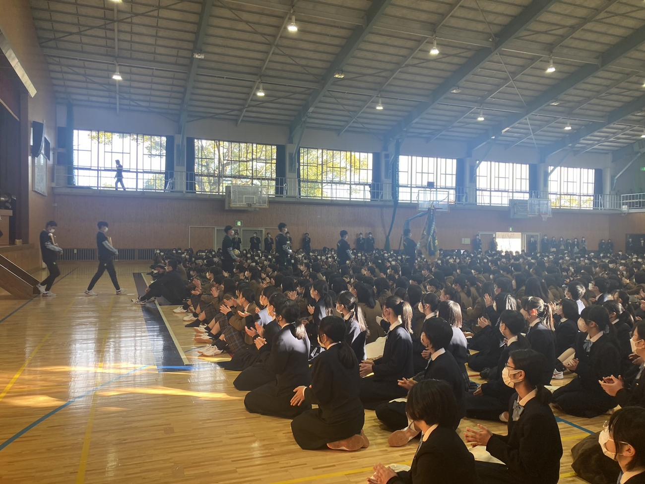 優勝報告会で、拍手を送られる選手ら（撮影・竹本穂乃加）