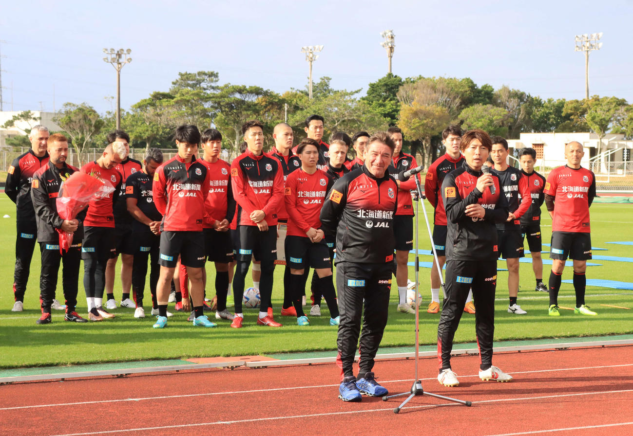 沖縄キャンプ練習初日、金武町からの歓迎セレモニーであいさつするペトロビッチ監督（手前左）（撮影・保坂果那）