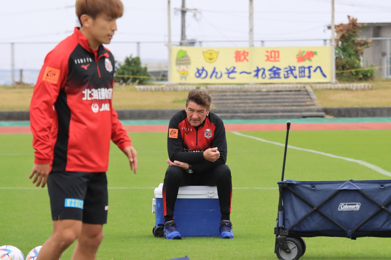 沖縄キャンプ練習初日、選手の動きをチェックするペトロビッチ監督（撮影・保坂果那）