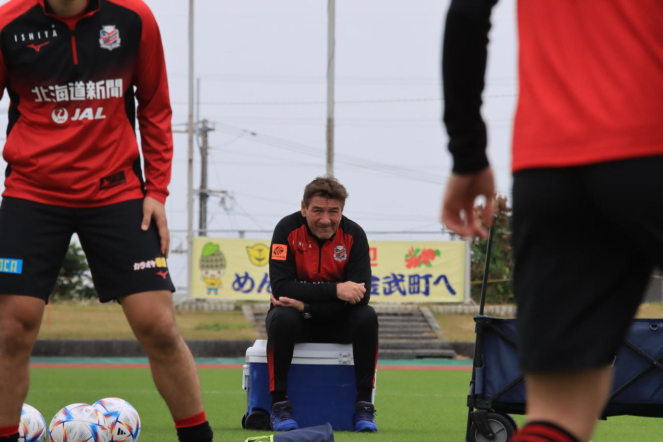 沖縄キャンプ練習初日、選手の動きをチェックするペトロビッチ監督（撮影・保坂果那）