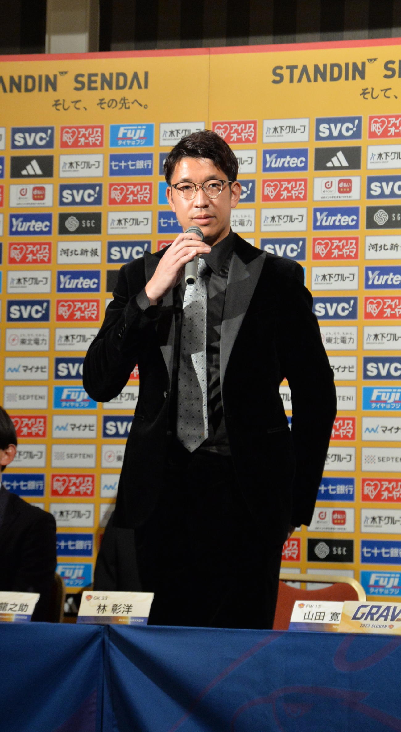新加入選手会見であいさつするGK林
