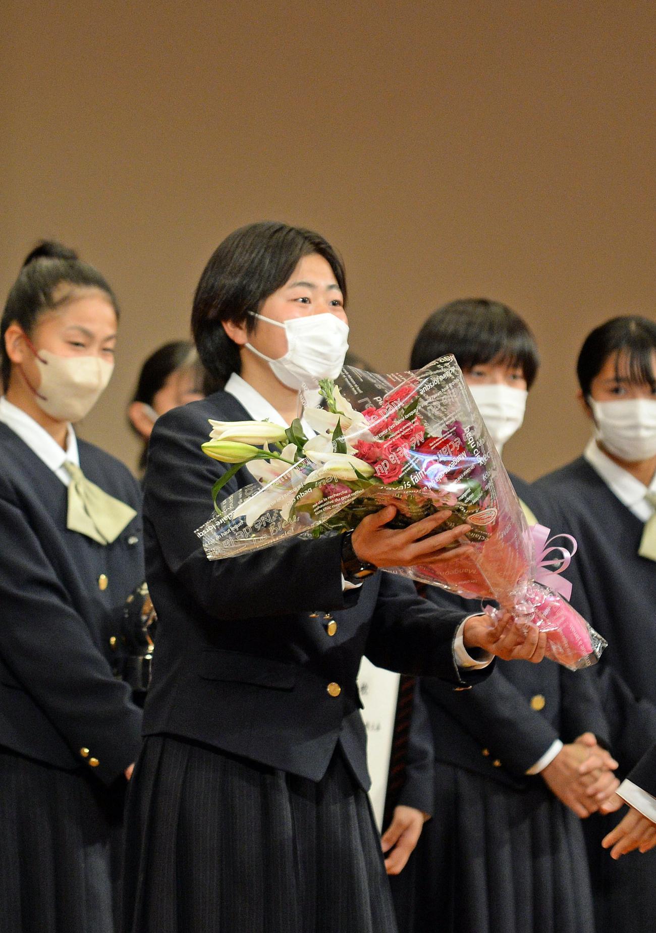 生徒会からの花束を受け取る藤枝順心の三宅主将