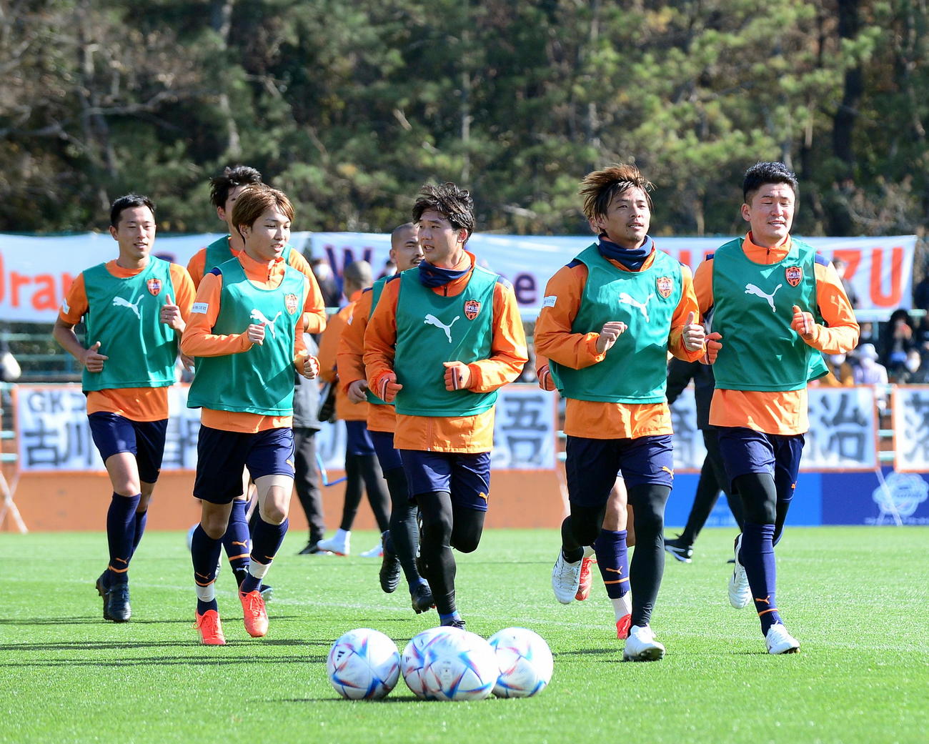 ペース走に取り組む乾（手前左）ら清水イレブン