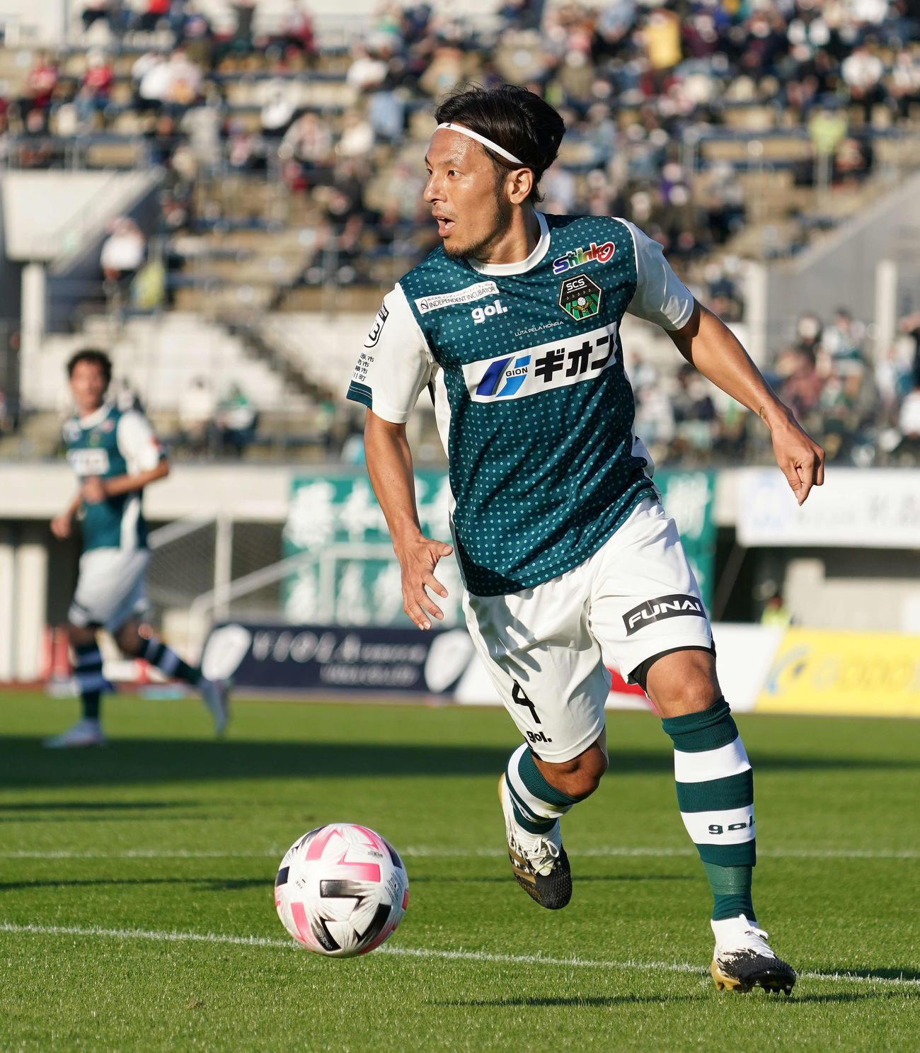 2020年10月、熊本戦の前半でドリブルする相模原MF藤本淳吾