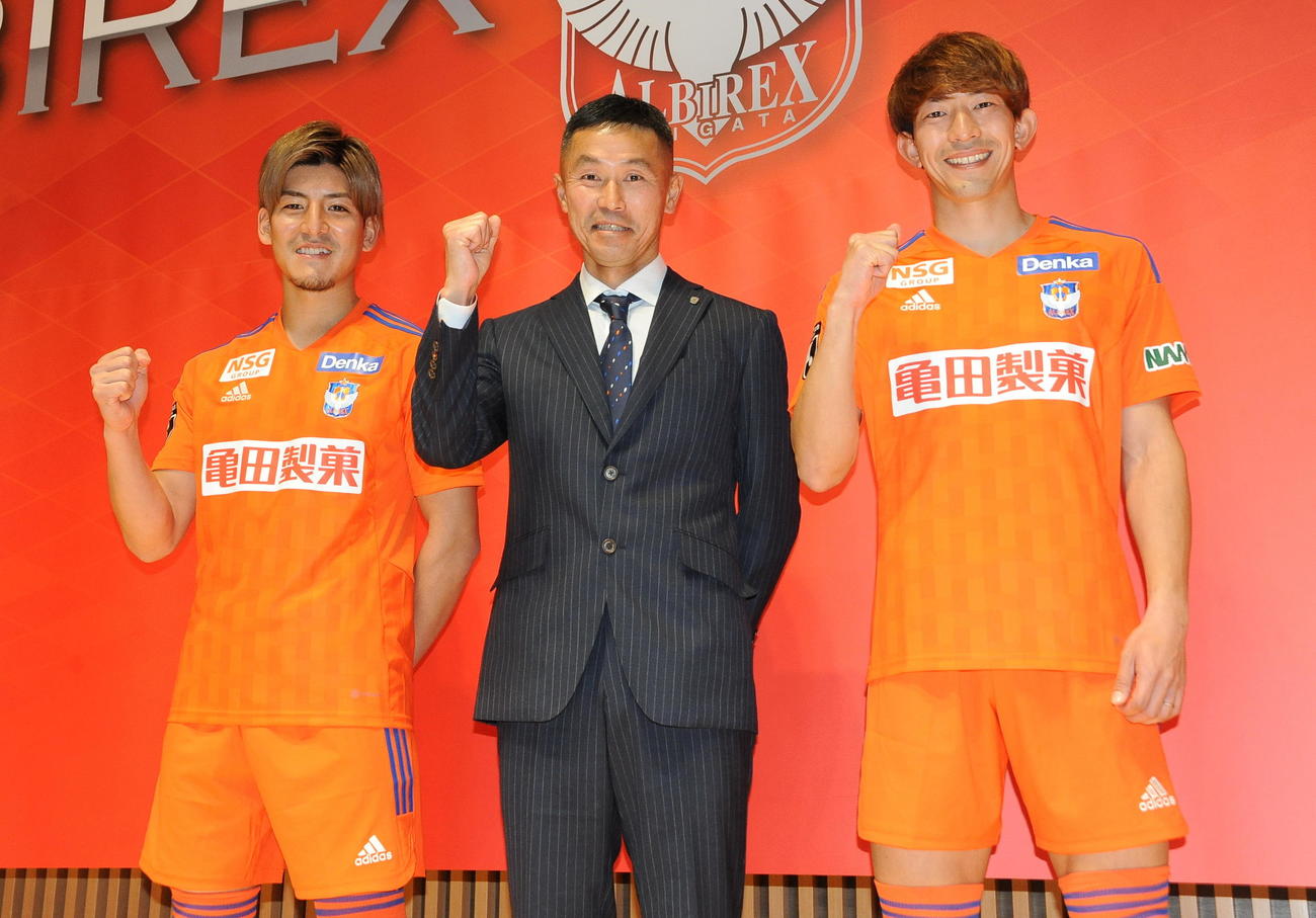 J1新潟の新体制発表会見に臨んだ、左から新井、松橋監督、太田