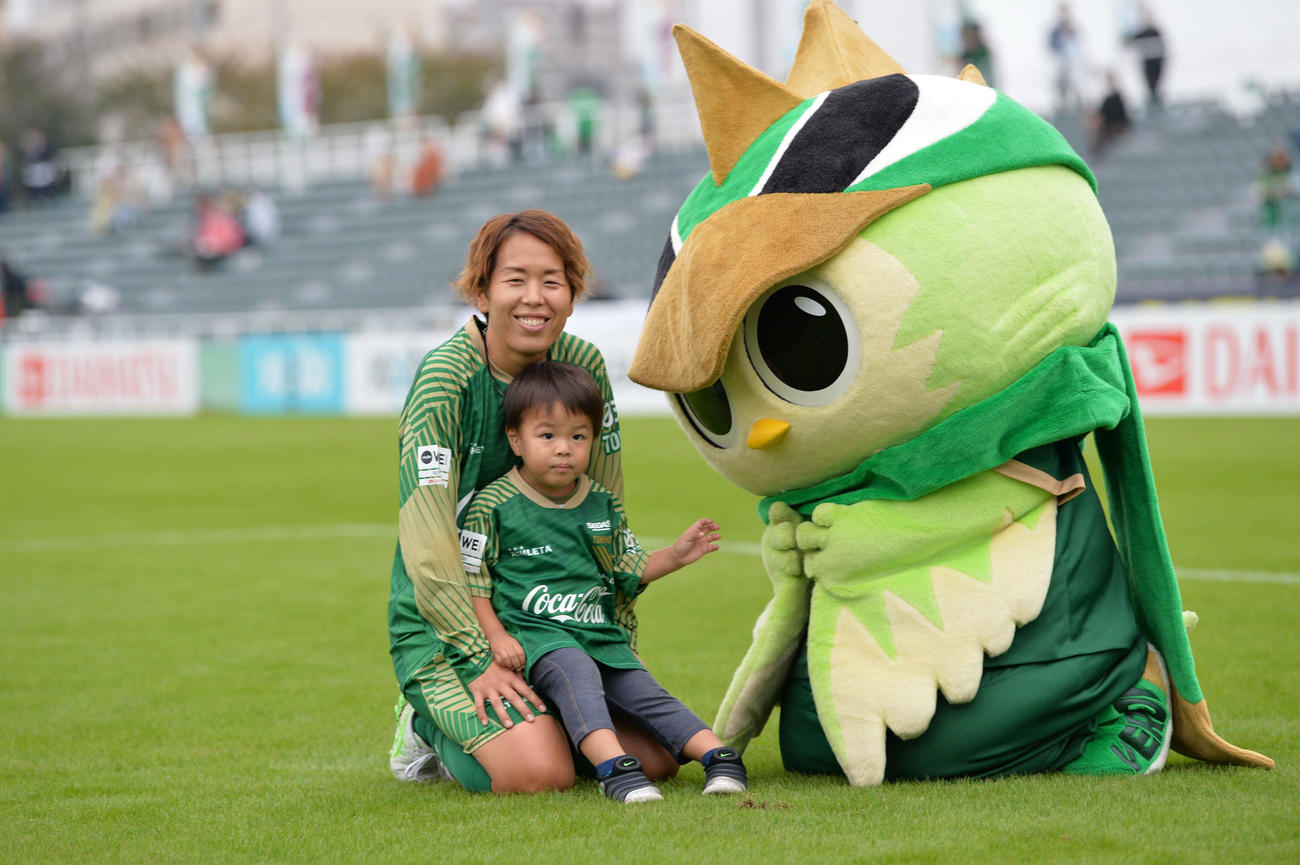 長男聖悟君とともにピッチに入場するという夢を叶えた日テレ東京Vの岩清水梓（C）TOKYO VERDY