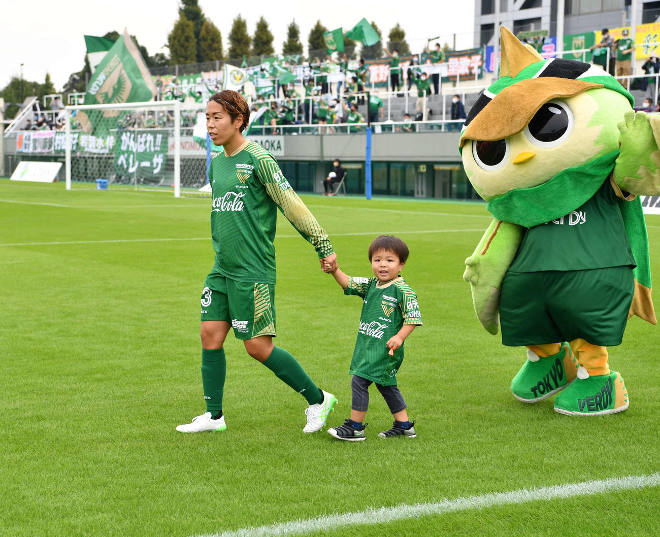 長男の聖悟君とともにピッチに入場するという夢を叶えた日テレ東京V岩清水梓（C）TOKYO VERDY