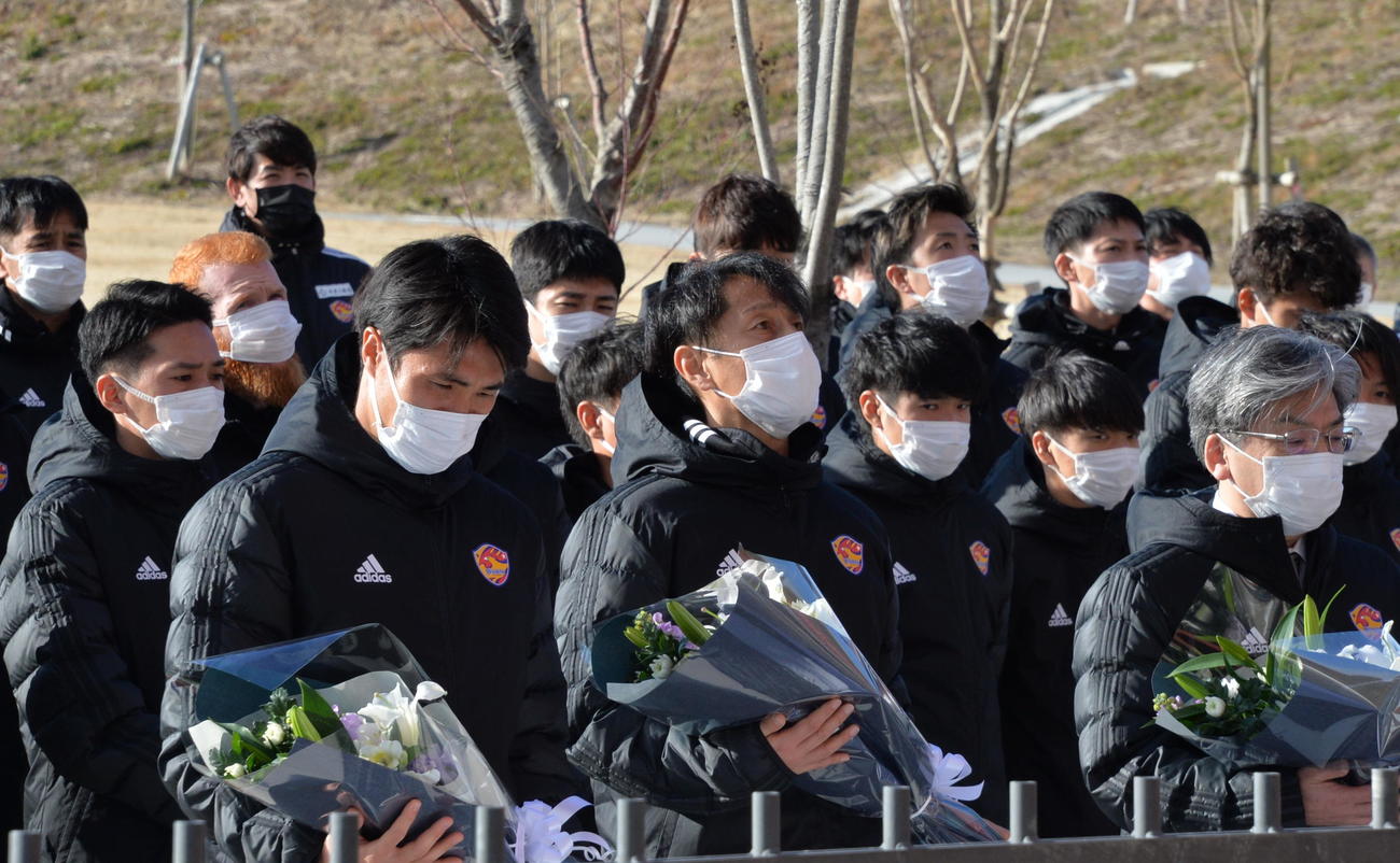 旧南三陸町役場・防災対策庁舎に献花する、左からDF蜂須賀、伊藤監督、佐々木社長