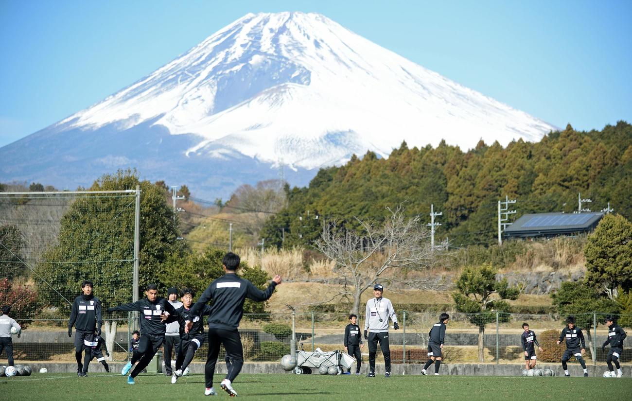 富士山を望むグラウンドで練習に励む藤枝の選手たち