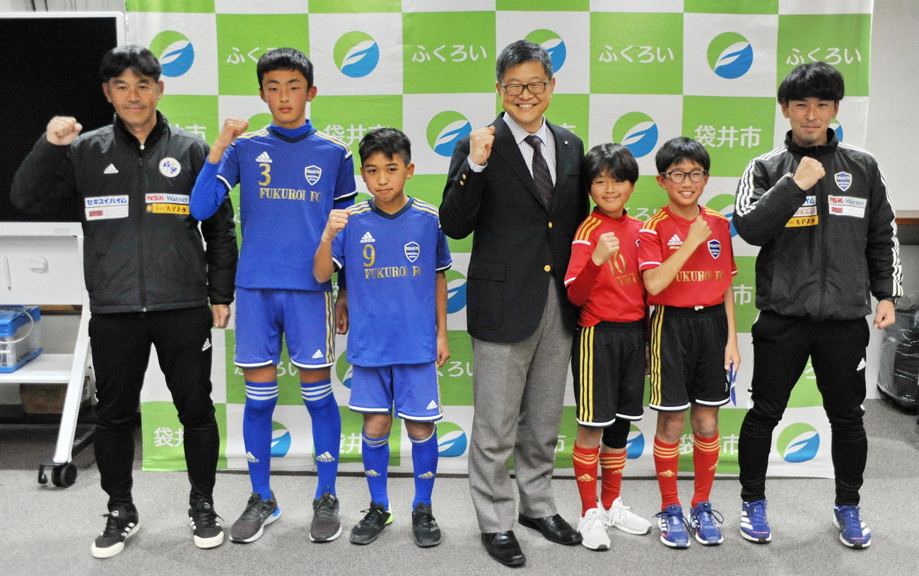 大場・袋井市長（中央）と記念撮影に納まるFukuroi FCの指導者と選手たち　