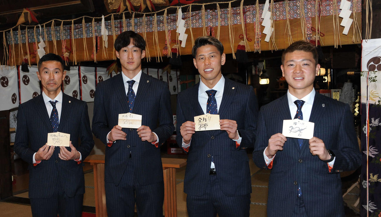 絵馬を奉納。左から松橋監督、西村、谷口、小見