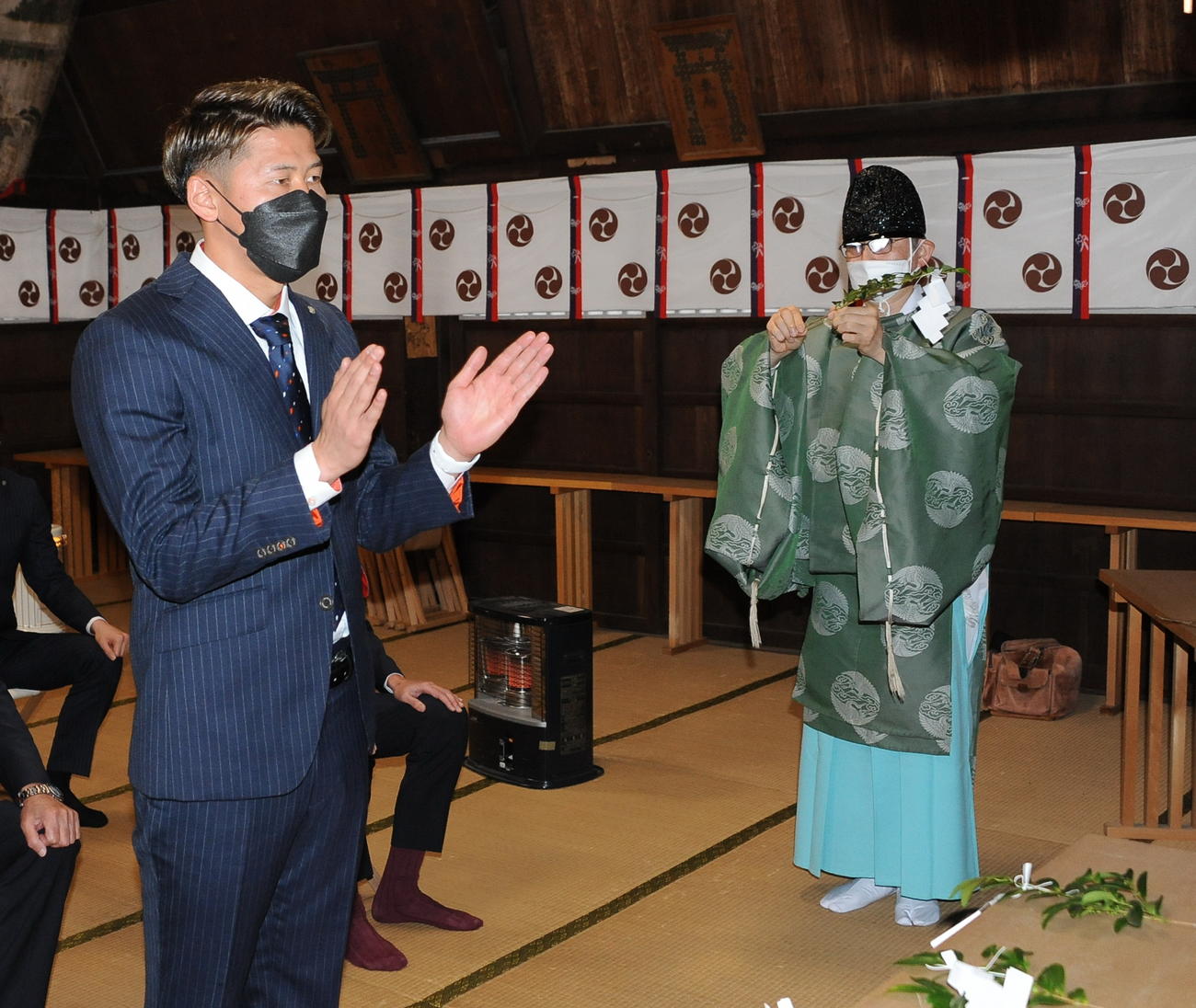 必勝祈願を行う谷口（左）