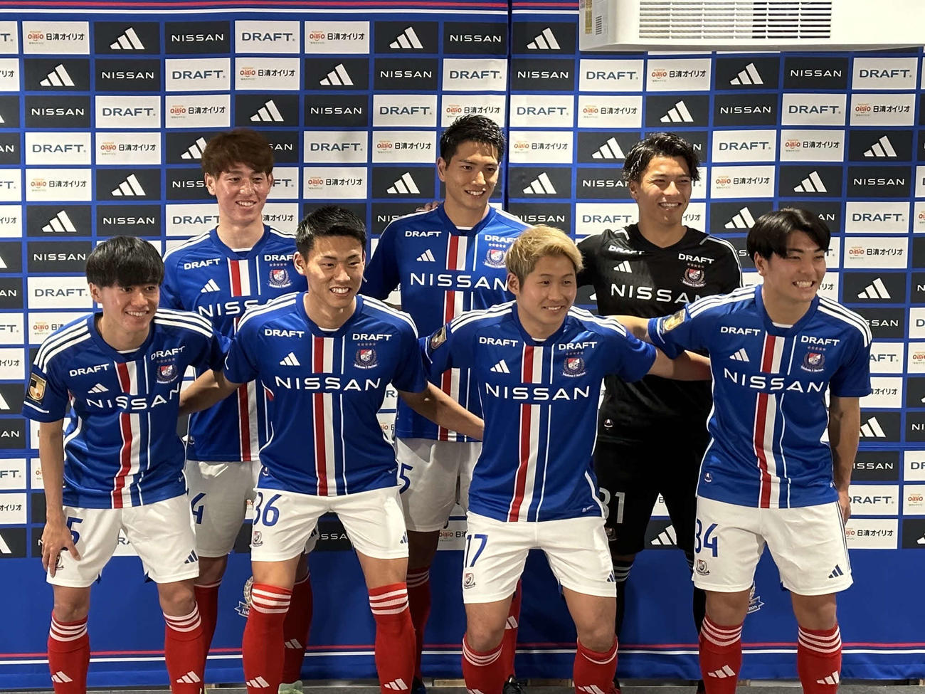 横浜に加入した（前列左から）榊原、村上、井上、木村（後列左から）植中、上島、白坂