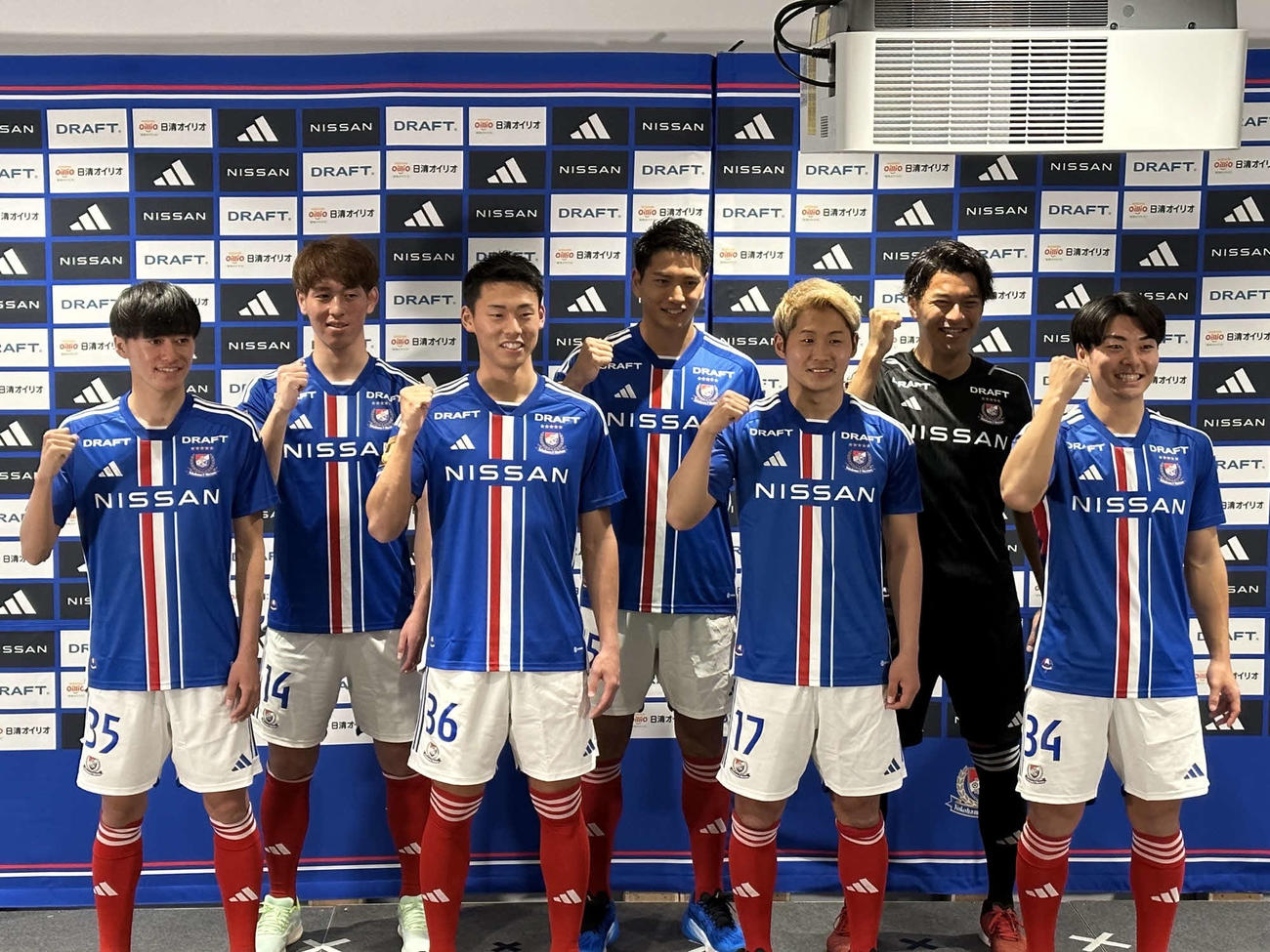 横浜に加入した（前列左から）榊原、村上、井上、木村（後列左から）植中、上島、白坂
