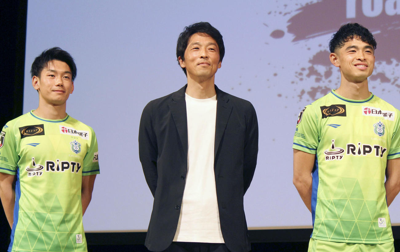 新体制発表で写真に納まる山口監督（中央）ら湘南の選手たち（共同）