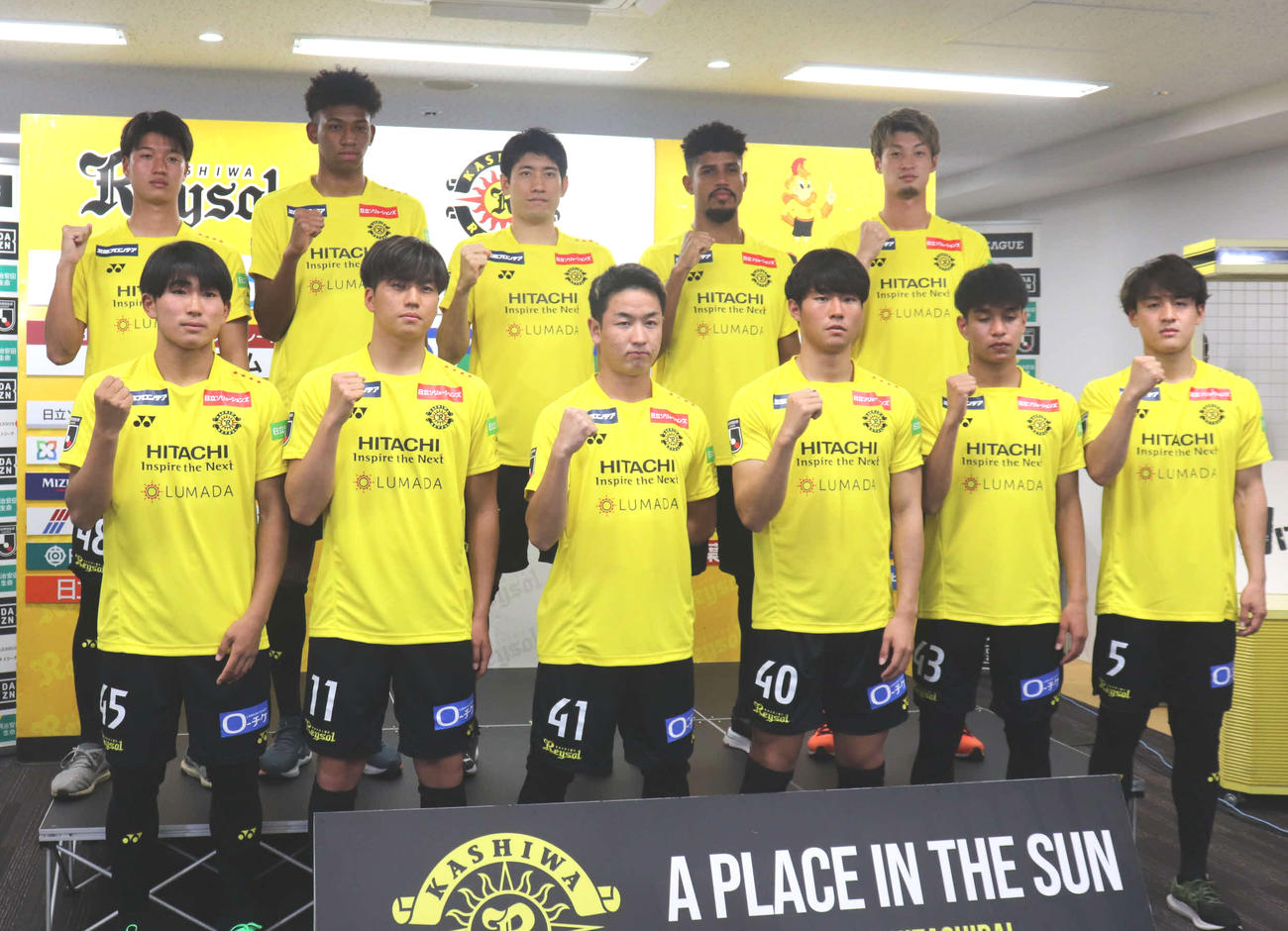 柏の新体制発表に臨んだ柏、前列左から山本、山田、仙頭、落合、モハマド・ファルザン佐名、高嶺、後列左から熊沢、オウイエ、片山、ジエゴ、立田