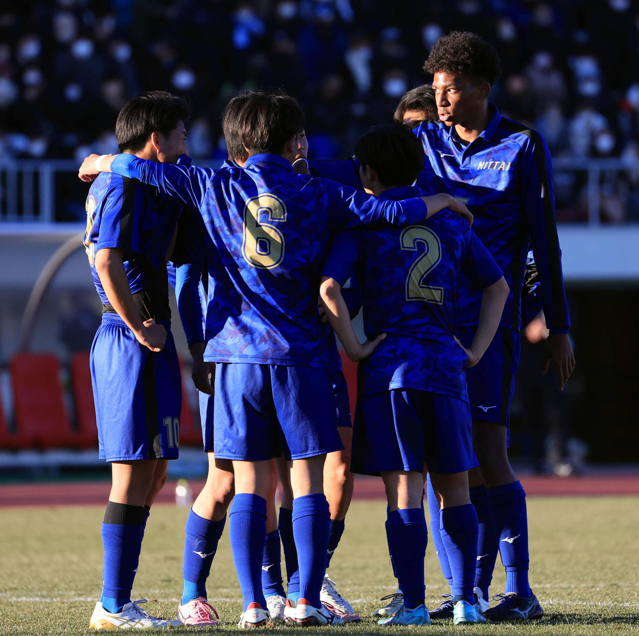 2023年1月4日、東山戦の後半、間接FKを得て、イレブンに指示を出す日体大柏・オウイエ（右）