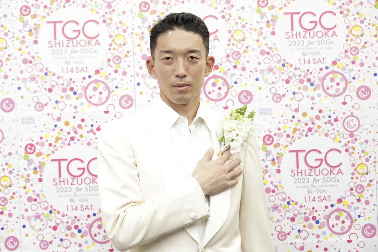 「TGC　しずおか　2023」で初のランウエーに登場した清水権田修一（中央）（ｃ）SDGs推進TGCしずおか2023