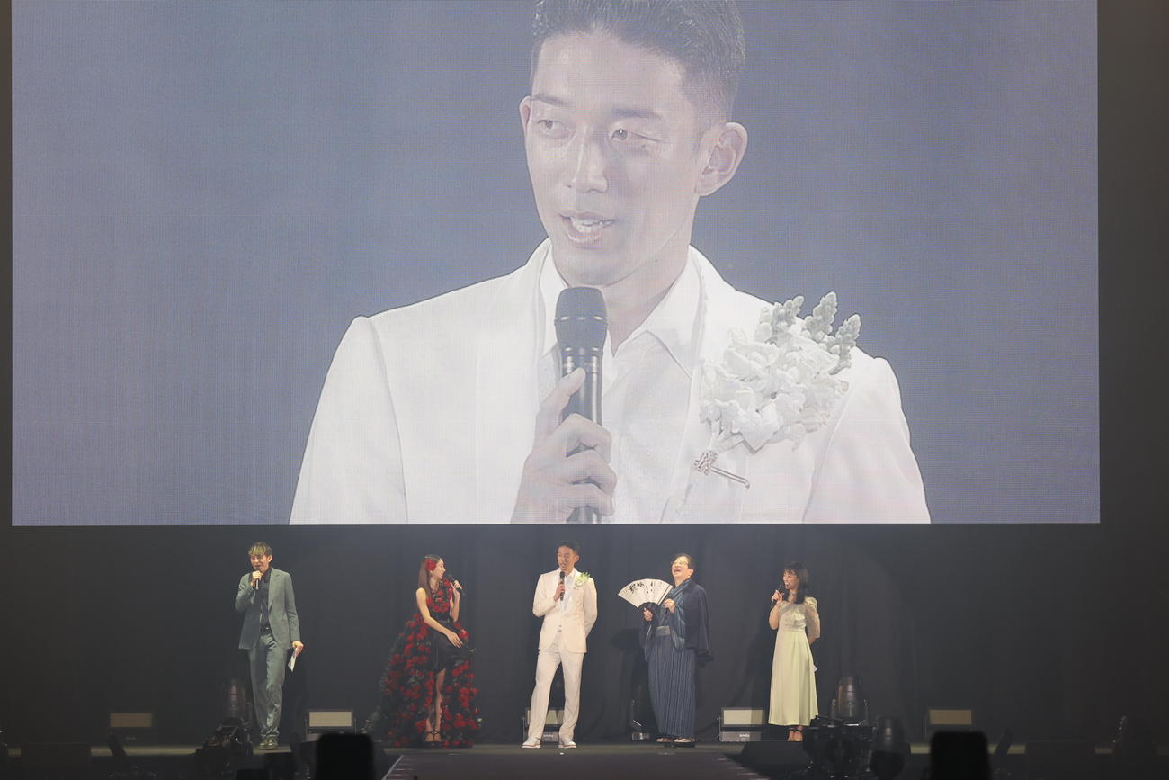 「TGC　しずおか　2023」で初のランウエーに登場し感想を話す清水権田修一（中央）（ｃ）SDGs推進TGCしずおか2023