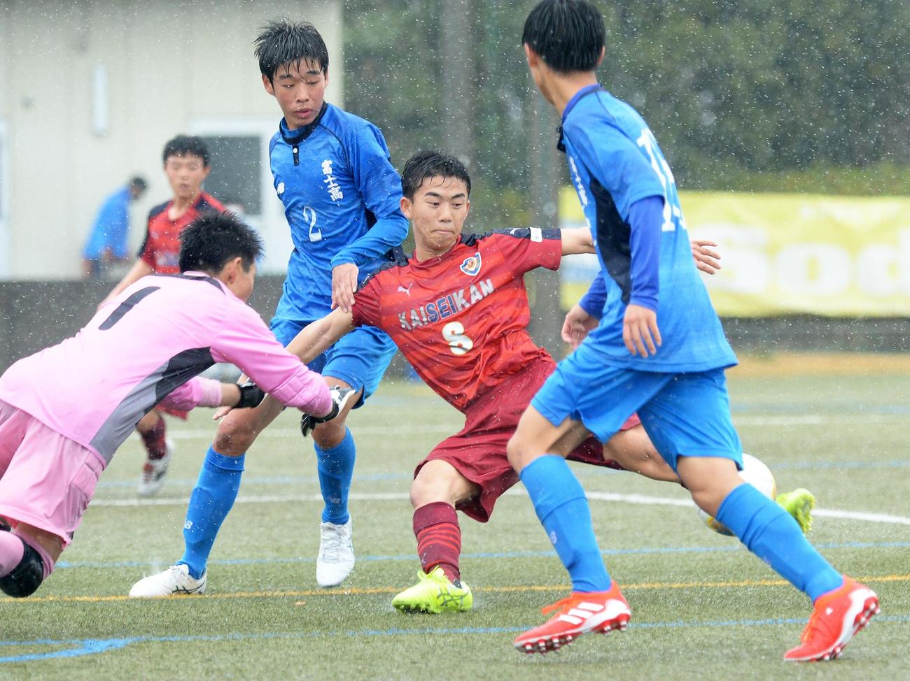 2得点に絡んだMF長谷部（右から2人目）