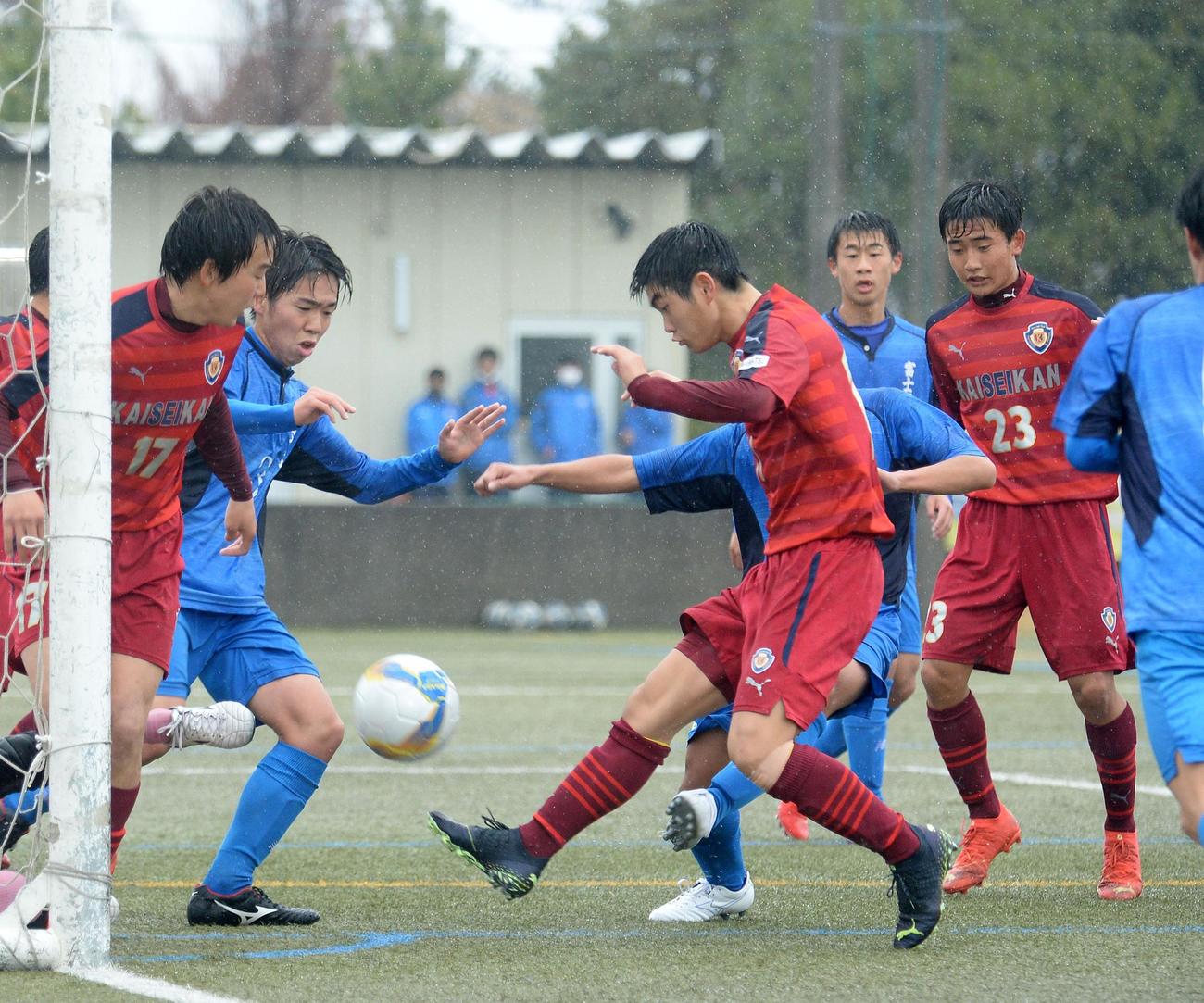 前半、先制点を決めるDF坂田（左から3人目
