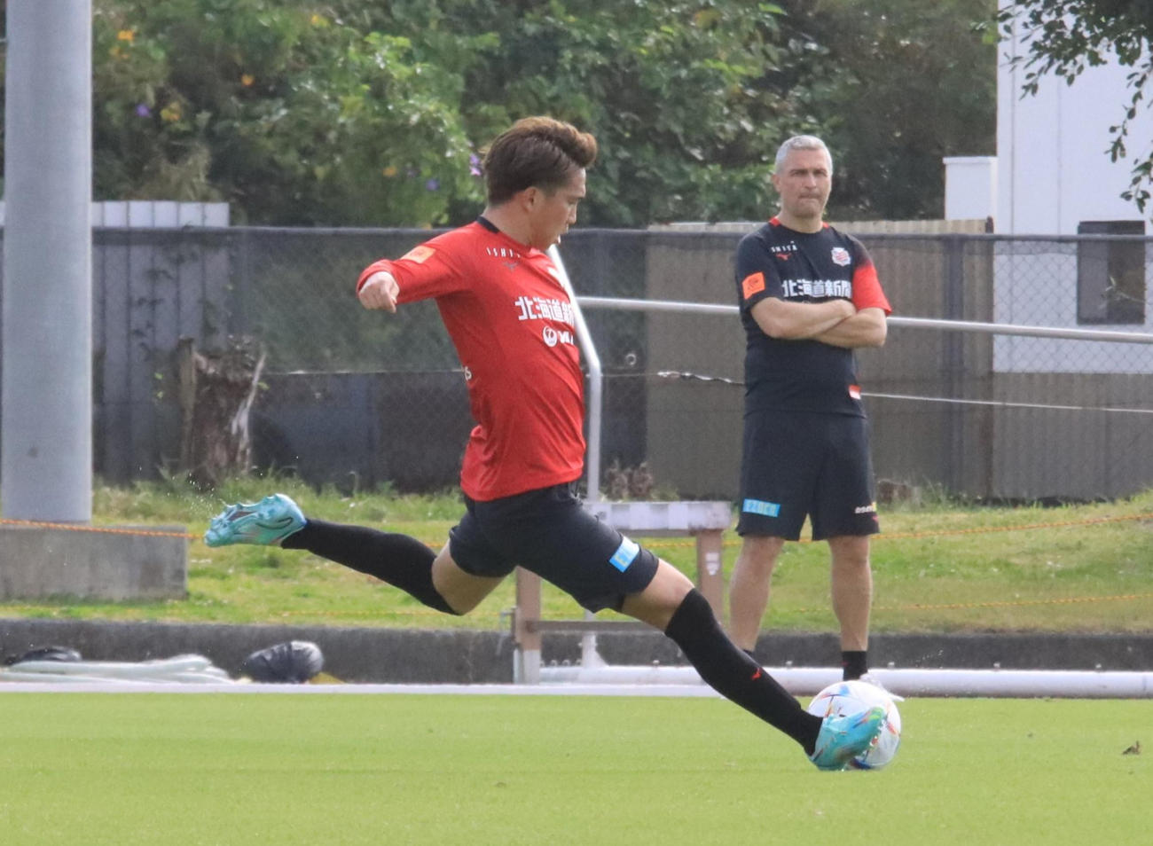 紅白戦でプレーする浅野（撮影・保坂果那）