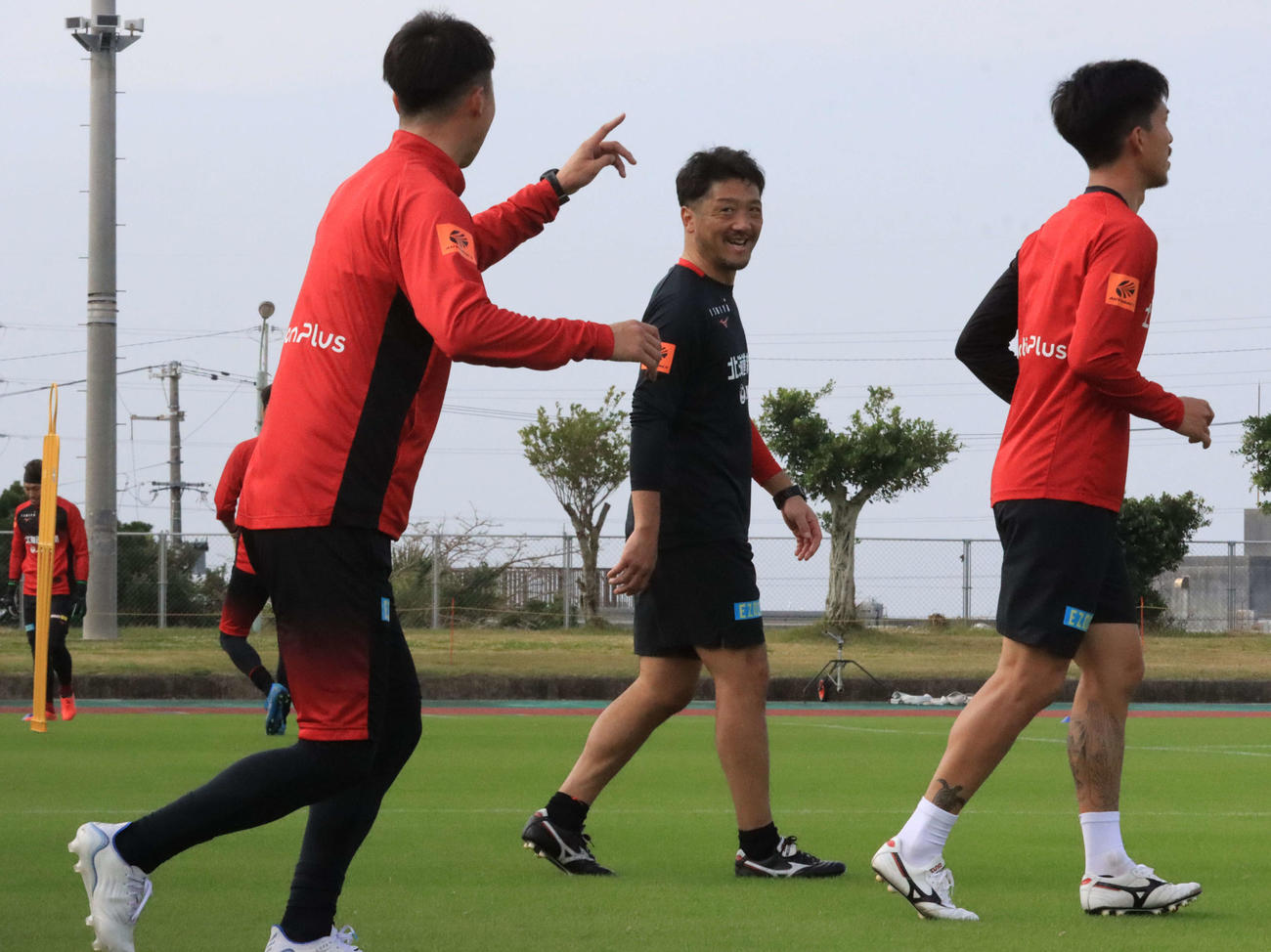 練習中に選手とコミュニケーションをとる札幌砂川コーチ（中央）（撮影・保坂果那）