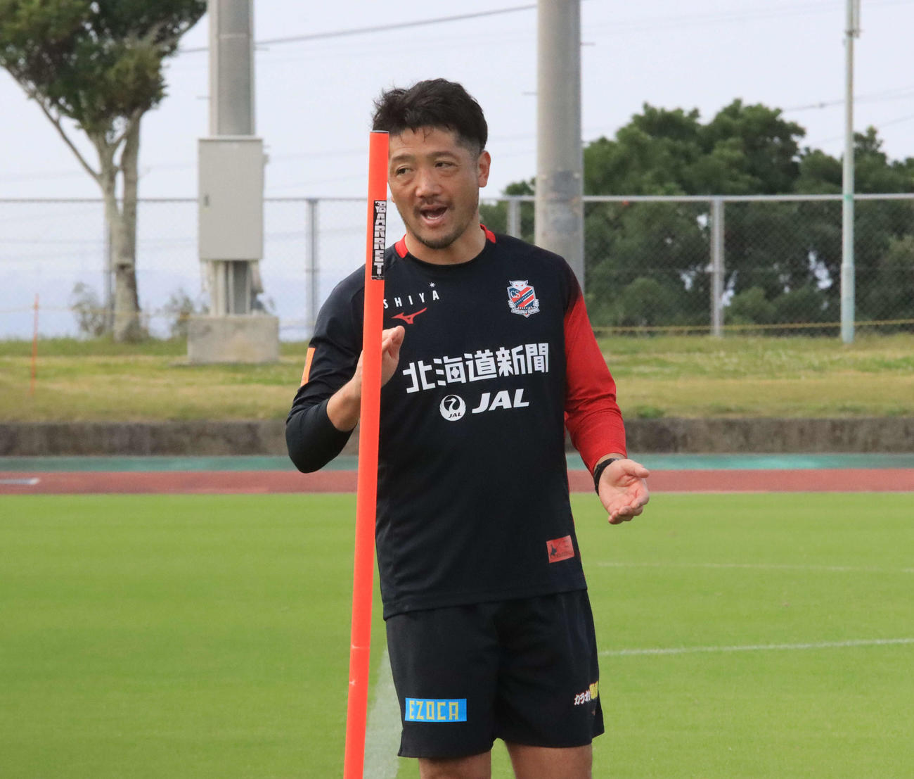 練習中に選手を鼓舞する札幌砂川コーチ（撮影・保坂果那）