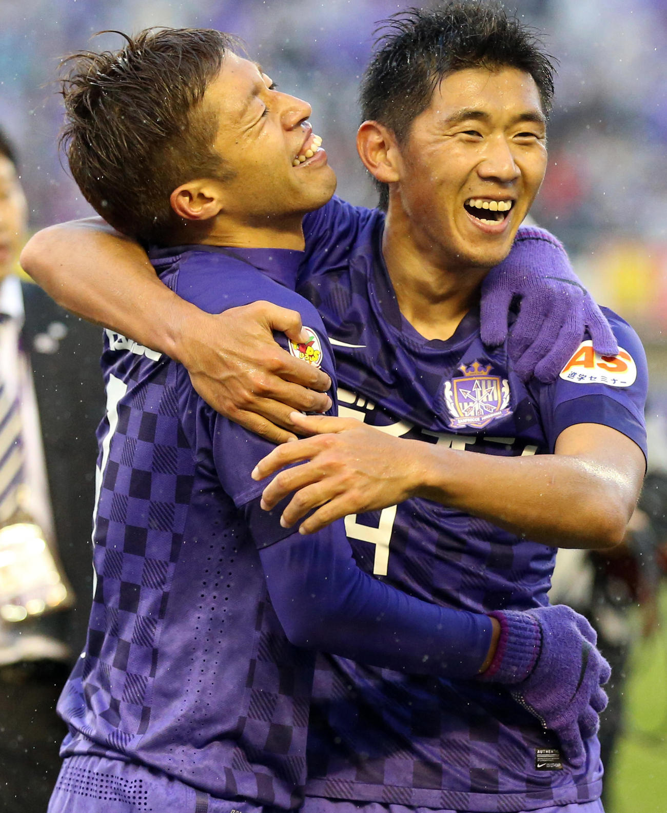 12年11月24日、広島対C大阪　J1優勝を決め、森崎和幸（左）と抱き合って喜ぶDF水本