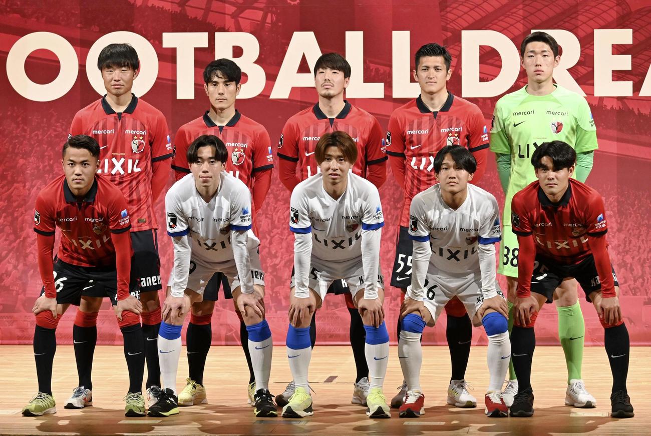 J1鹿島の新体制発表会に参加した昌子（後列中央）、植田（同右から2人目）ら（共同）