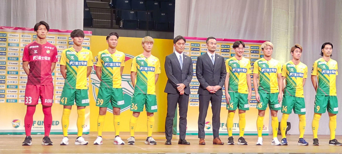キックオフミーティングに参加した小林新監督（中央右）と新加入選手たち。（右から）呉屋、椿、田中、矢口、小林監督、鈴木GM、松田、新明、小森、近藤