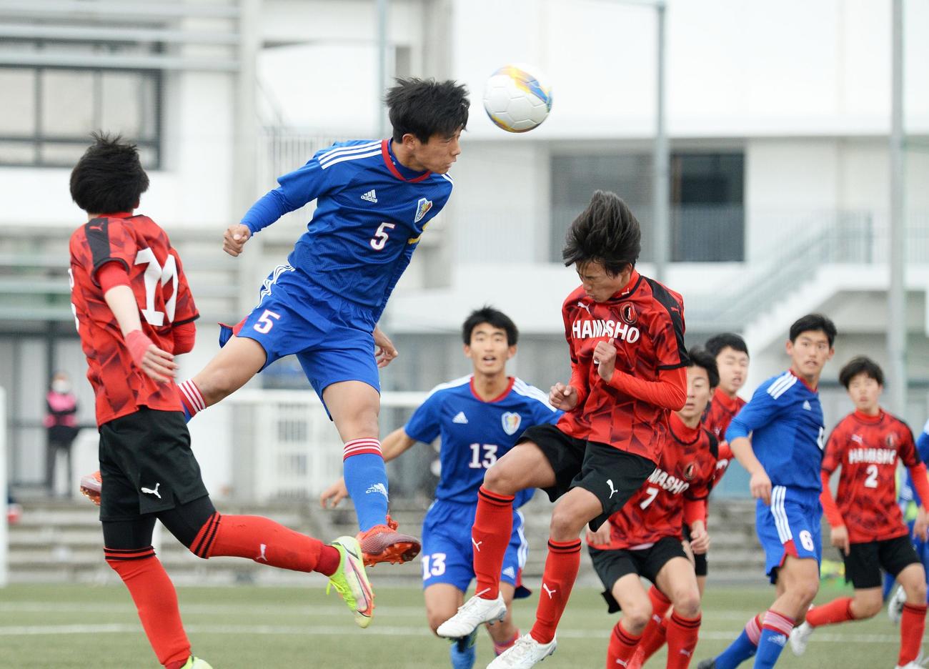 後半、CKからヘディングで追加点を挙げる清水桜が丘DF藤田（左から2人目）