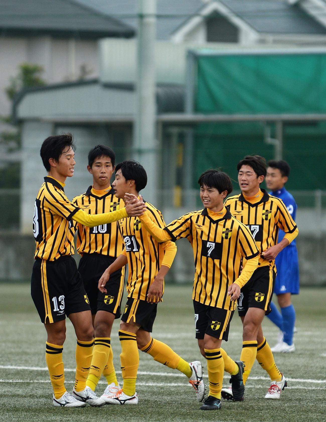 追加点を決めて喜び合う東海大静岡翔洋の選手たち。右から3人目がゴールを決めたMF堀