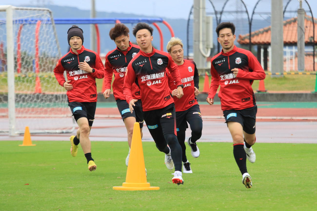 ランニングメニューで先頭を走る札幌荒野（中央）。左端は西（撮影・保坂果那）