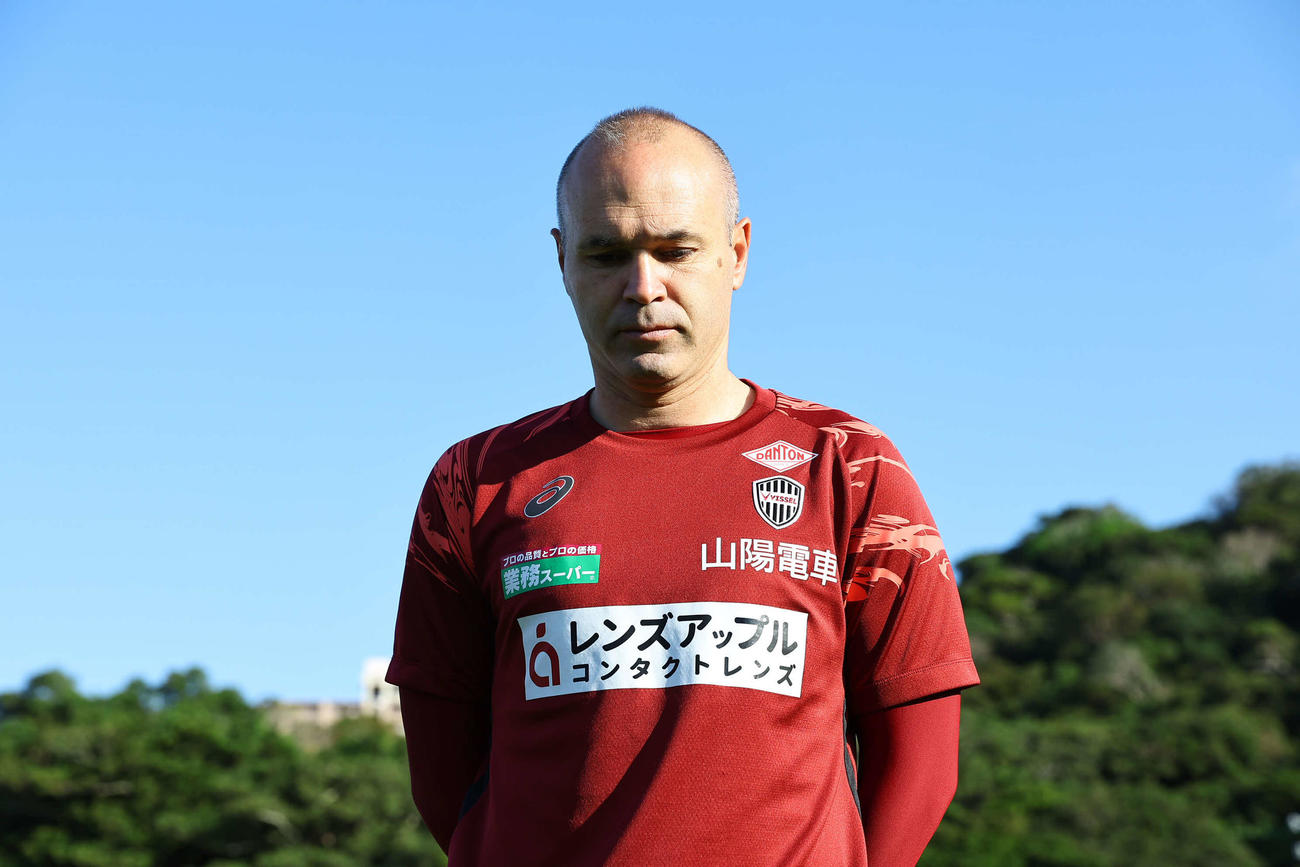 沖縄キャンプの練習前に黙とうする神戸イニエスタ（C）VISSEL KOBE
