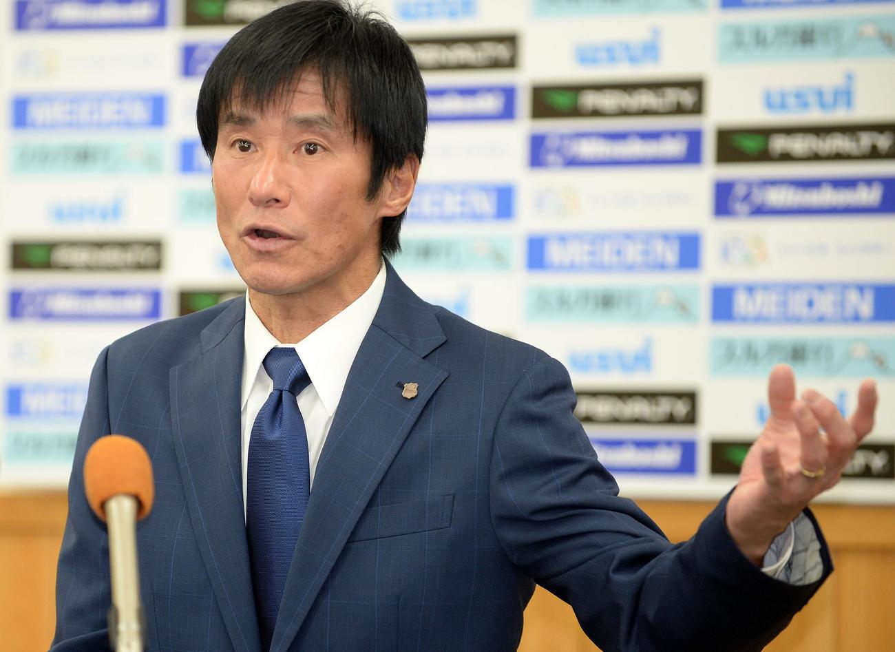 就任会見で抱負を語る沼津の中山監督