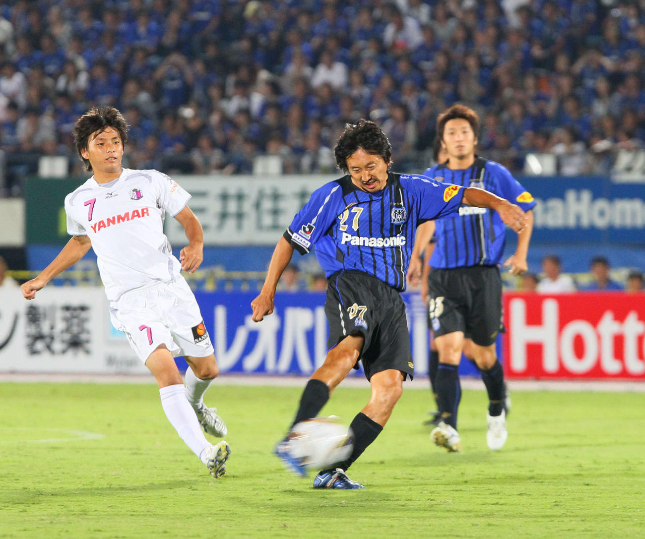 シュートを放つG大阪時代の橋本英郎（2010年9月18日撮影）