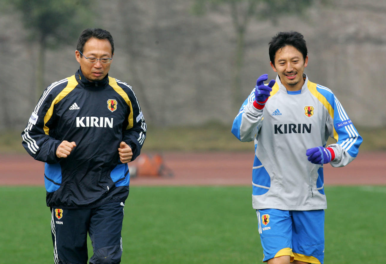 言葉を交わしながらランニングをする日本代表岡田武史監督（左）とMF橋本英郎　（2008年2月22日撮影）