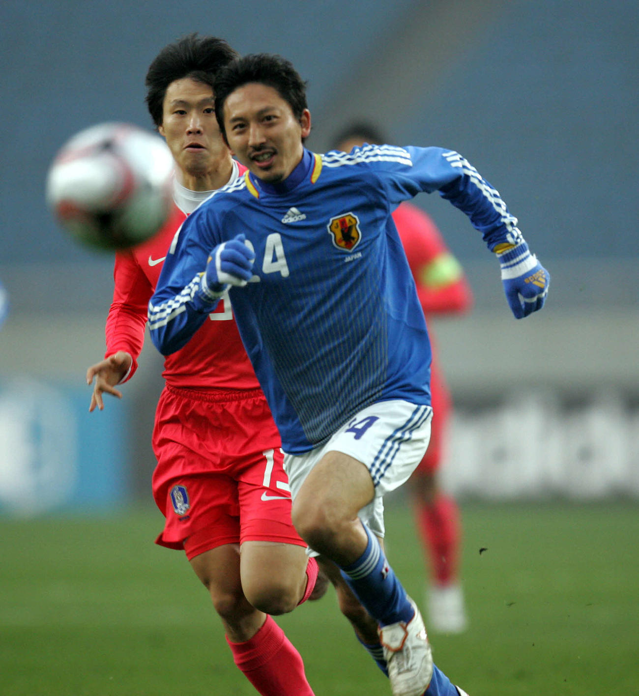 東アジア選手権　日本対韓国　前半、必死にボールを追う初先発の橋本英郎（2008年2月23日撮影）