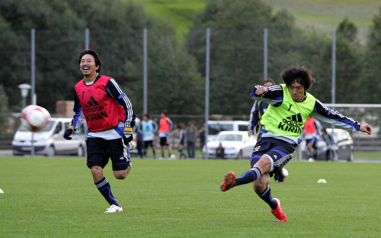 日本代表練習　中村俊輔（右）はセンタリングを上げる。左は橋本英郎（2007年9月9日撮影）
